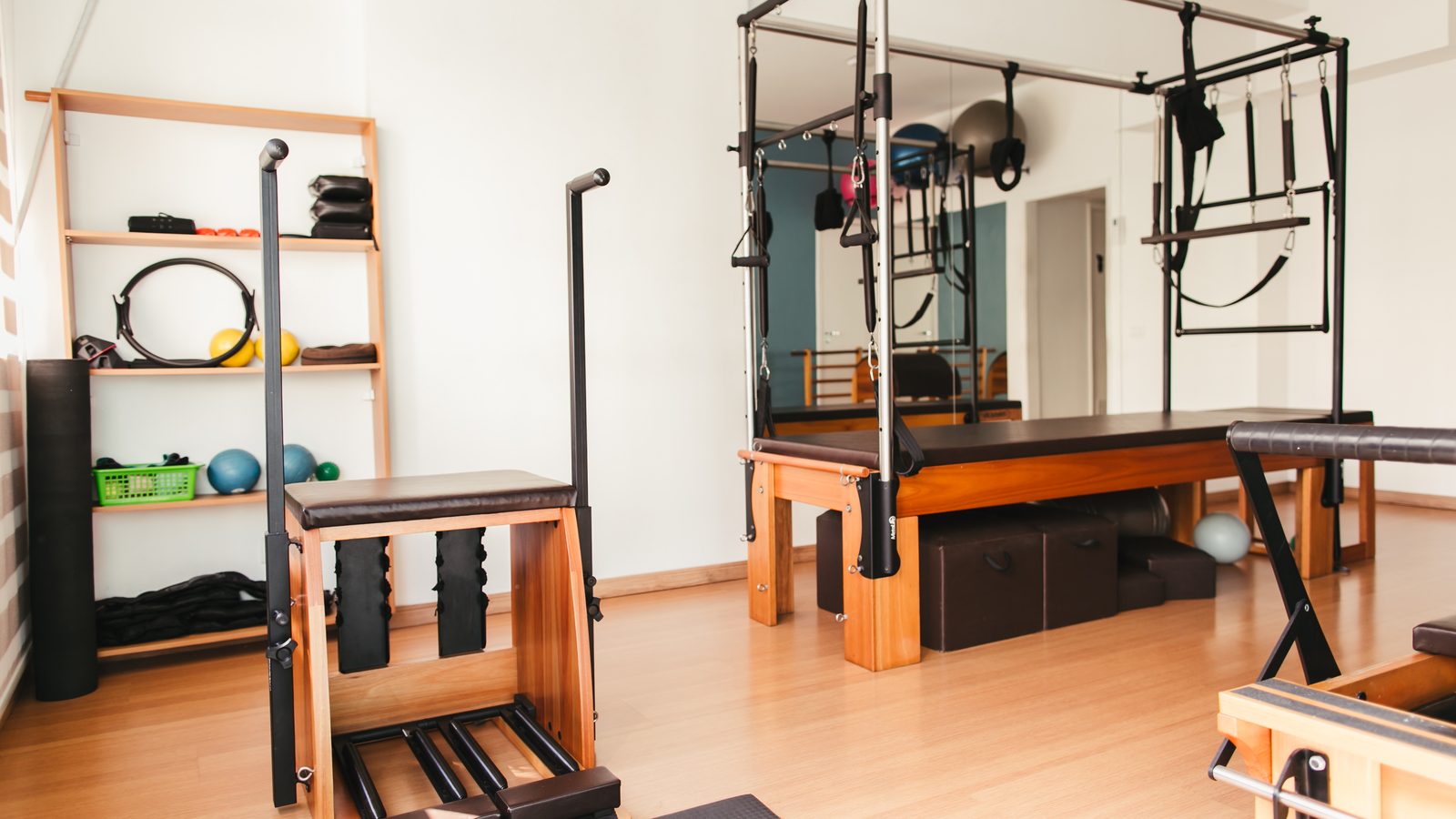 Sala principal do Studio V, com Cadillac, Reformer e Step Chair