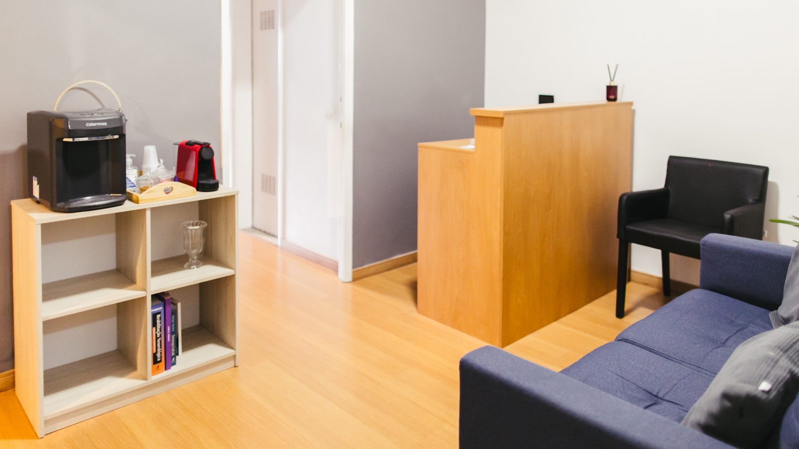 Recepção do Studio V, com sofá e espaço de espera