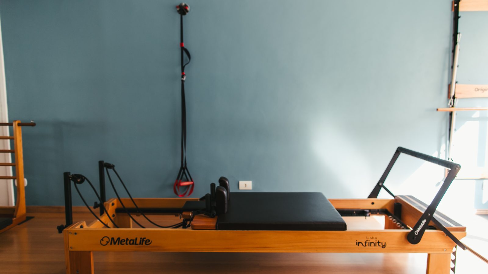 Reformer do Studio V, com carrinho e barra reguláveis