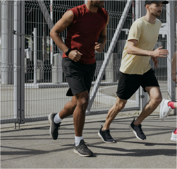 Imagem de pessoas realizando uma corrida