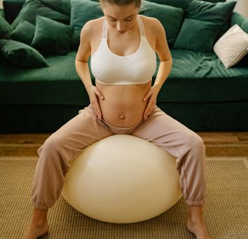 Gestante em exercício com bola