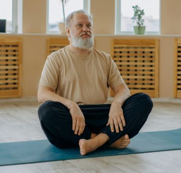 Pessoa idosa praticando exercício