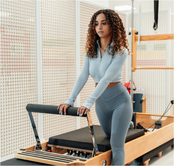 Imagem de uma pessoa jovem fazendo aula de pilates